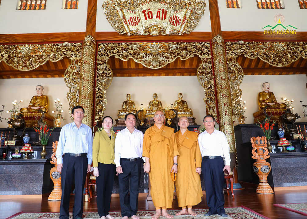 Để nhớ ơn đến Phật Hoàng Trần Nhân Tông - Thầy Trụ trì chùa Ba Vàng đã thờ tự Ngài tại nhà thờ Tổ chùa Ba Vàng