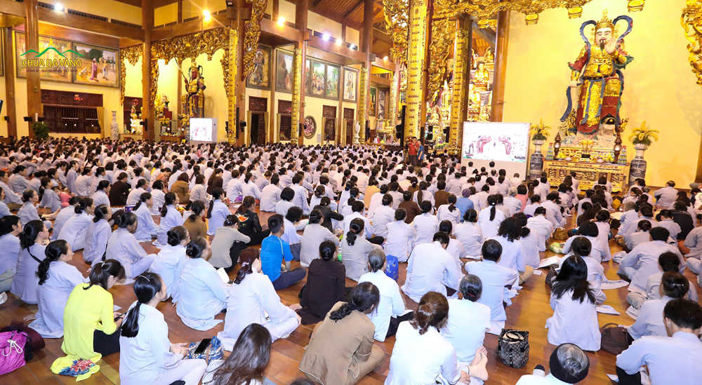 Đông đảo Phật tử đã vân tập về chùa để tham dự buổi tu học định kỳ hàng tháng