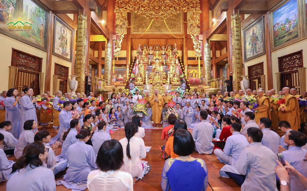 Hơn 100 đạo tràng dâng những lãng hoa tươi thắm tới Sư Phụ Thích Trúc Thái Minh nhân ngày Nhà giáo Việt Nam