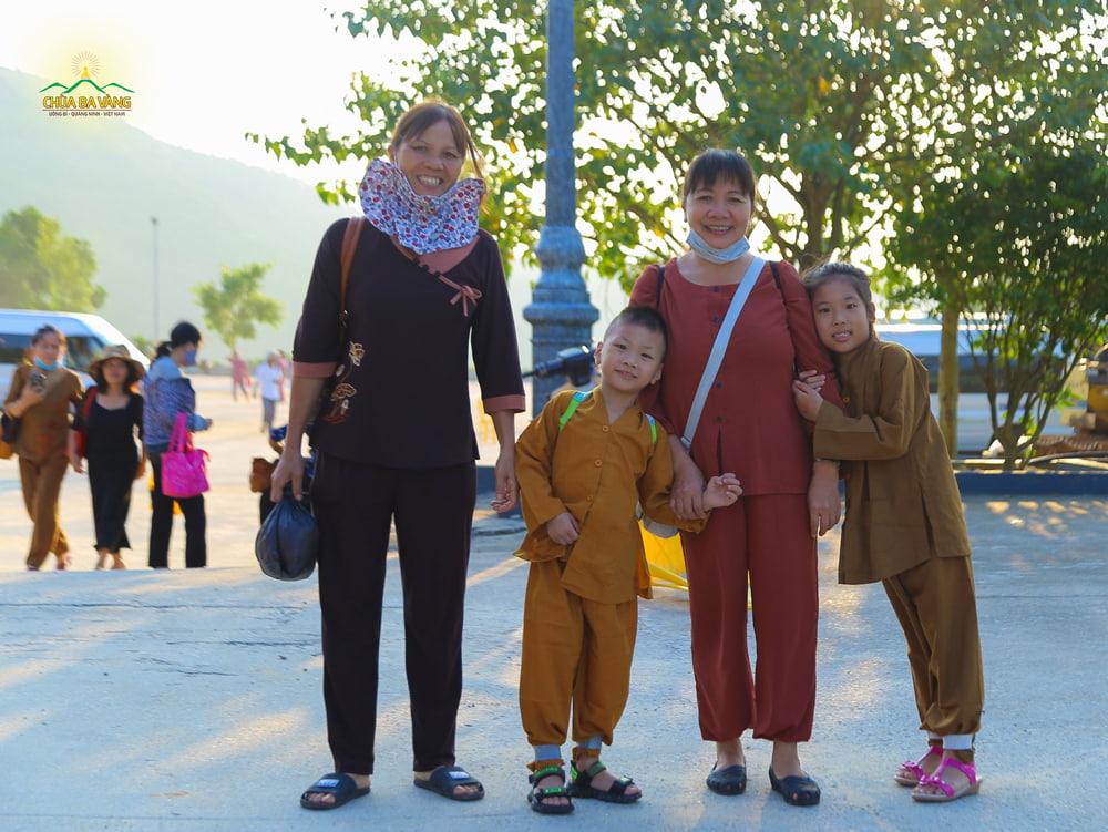 Mẹ và các con cùng đi chùa tu học