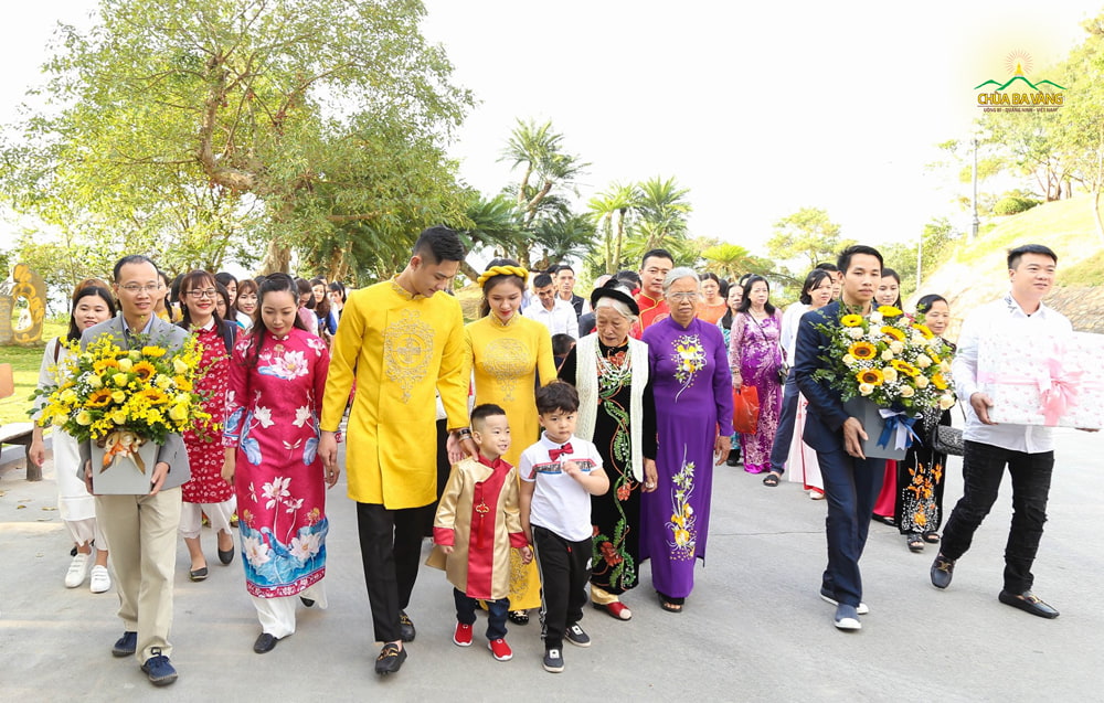 Ngay từ sớm cô dâu - chú rể và họ hàng thân thích đôi bên đã có mặt tại chùa để chuẩn bị cho Lễ Hằng Thuận 