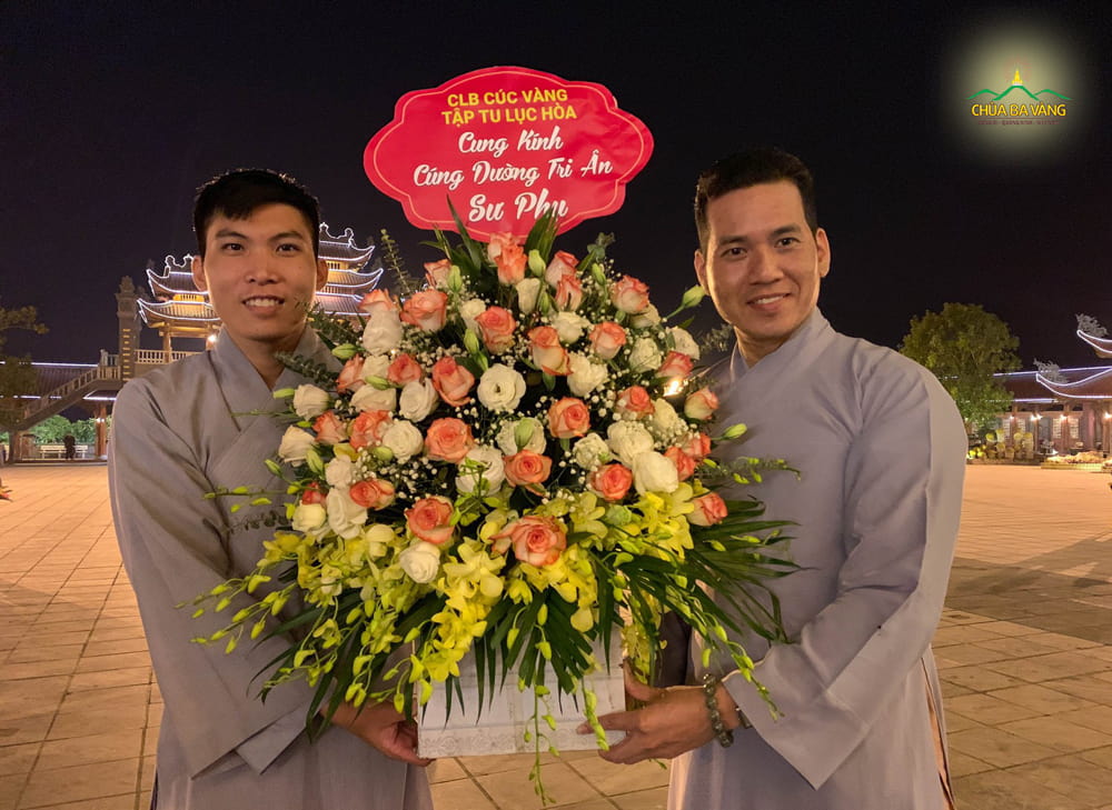Những lẵng hoa tươi thắm từ CLB Cúc Vàng Tập Tu Lục Hòa thành kính dâng lên Sư Phụ Thích Trúc Thái Minh