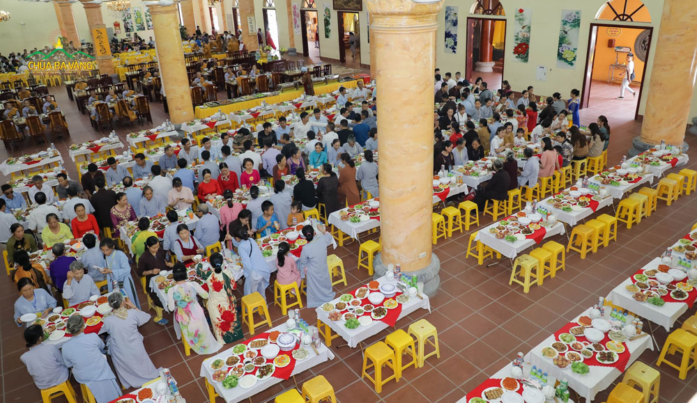 Những suất cơm chay tại buổi Lễ Hằng Thuận tại chùa Ba Vàng 