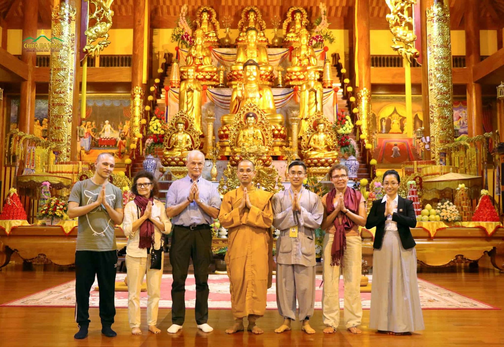 Phái đoàn bác sĩ đến từ Thụy Điển chụp ảnh lưu niệm cùng Đại đức Thích Trúc Bảo Lực và Phật tử chùa Ba Vàng 