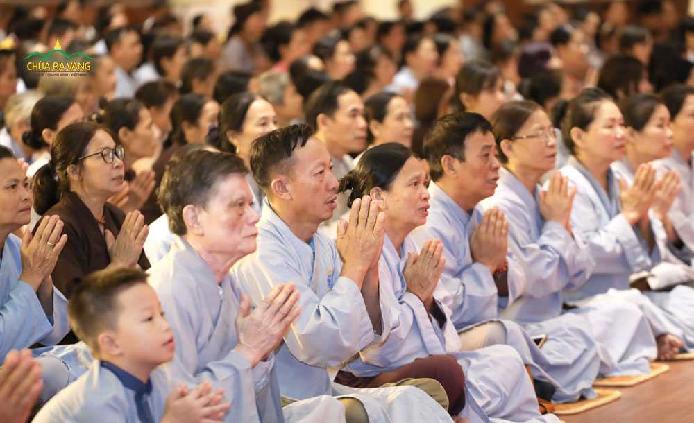Phật tử chắp tay thành kính bày tỏ lòng biết ơn vô hạn và phát nguyện sẽ chân thật tu hành, xứng đáng là con của Đức Như Lai