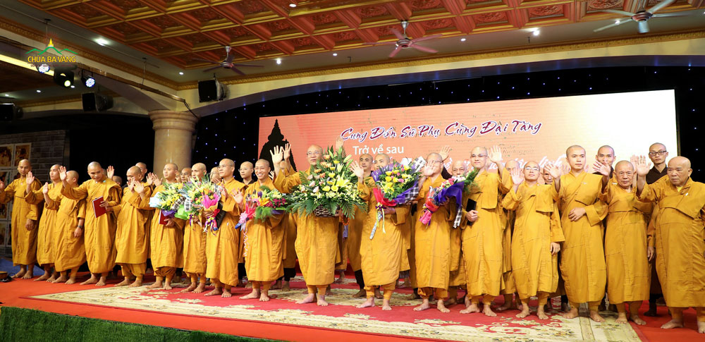 Phật tử cung đón Sư Phụ cùng đại Tăng hành hương từ đất Phật trở về