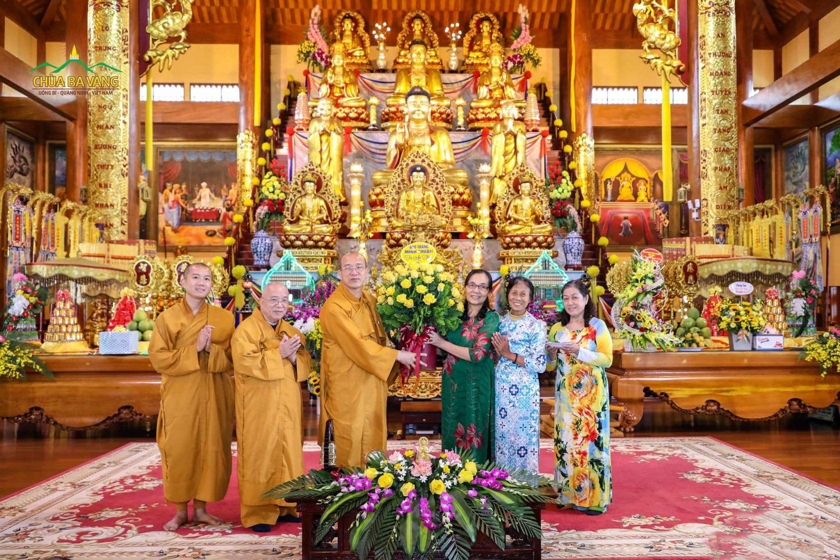 Phật tử đạo tràng Minh Thuận dâng những đóa hoa tươi thắm tới Sư Phụ Thích Trúc Thái Minh