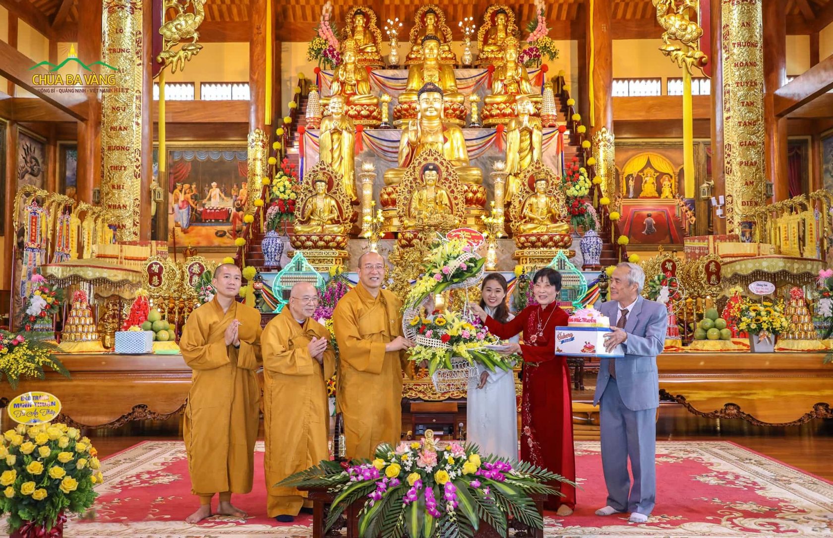 Phật tử đạo tràng Phúc Truyền - Mạo Khê thành kính tặng Sư Phụ những đóa hoa tri ân tươi thắm