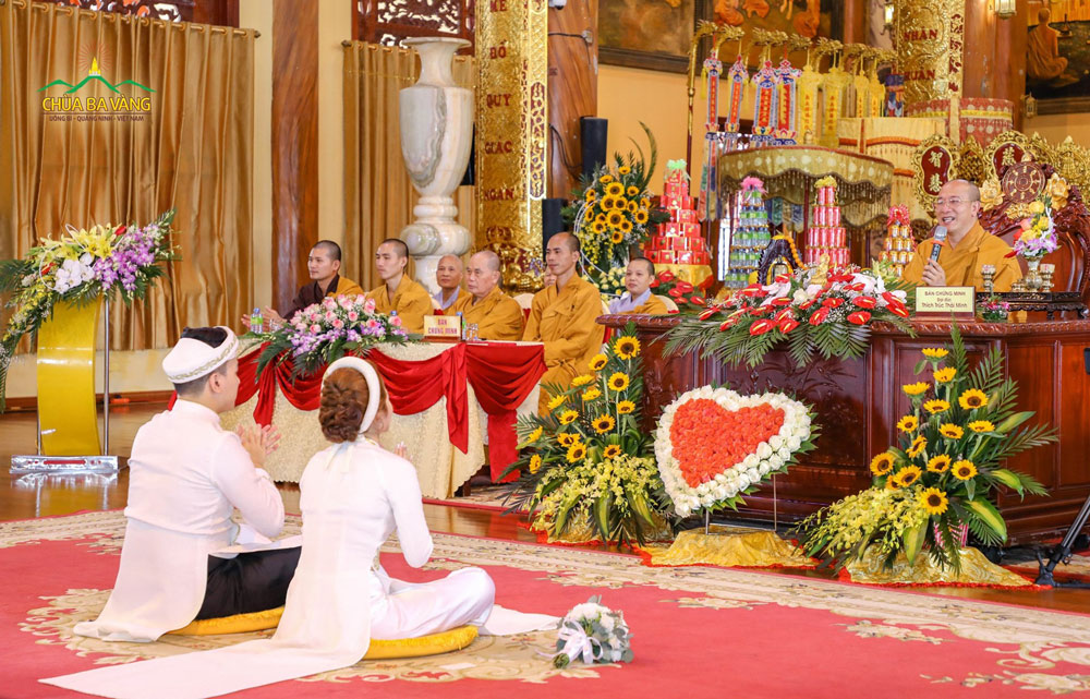 Sư Phụ Thích Trúc Thái Minh ban lời giáo huấn cho tân lang và tân nương trong buổi lễ cưới tại chùa 