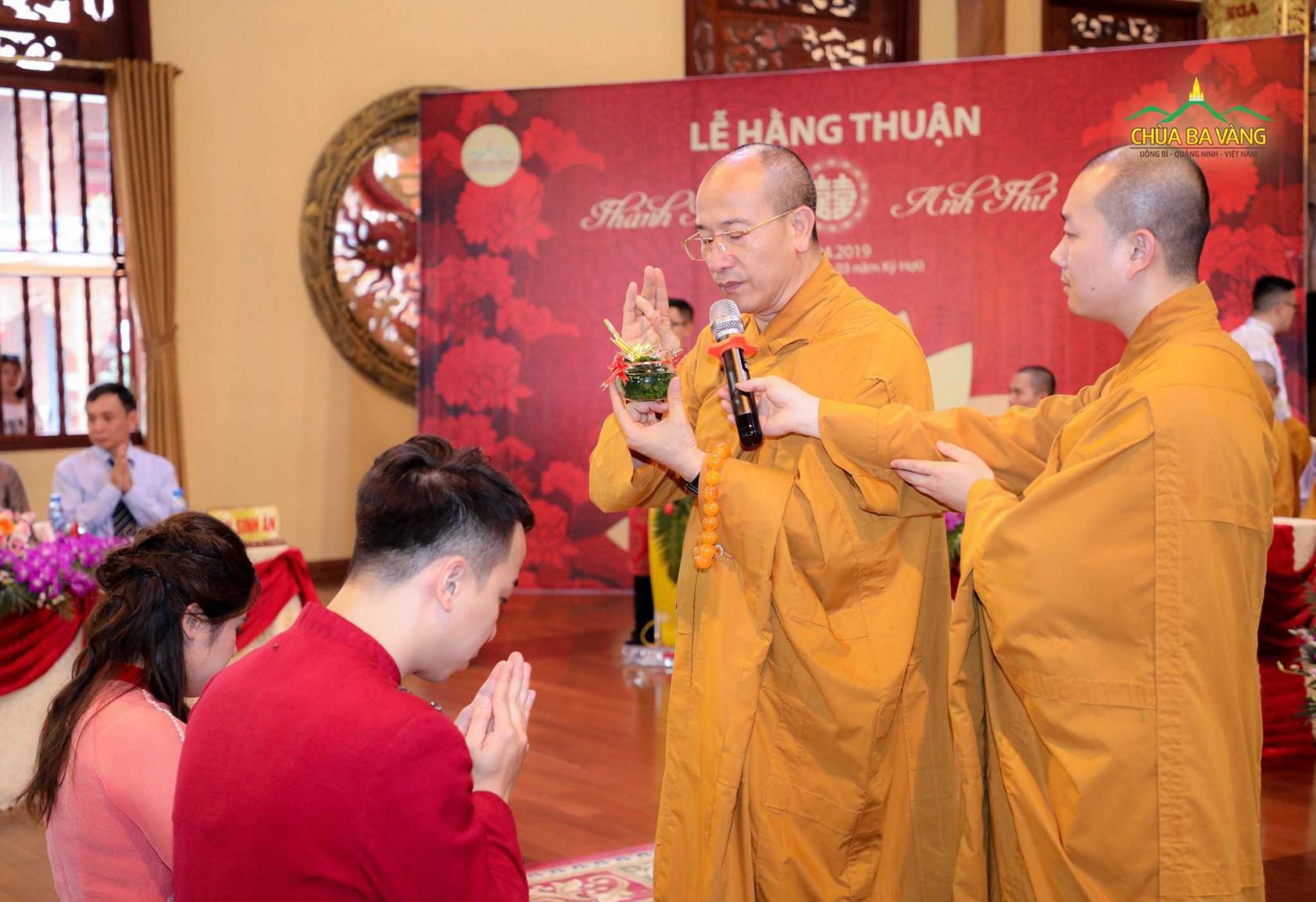 Sư Phụ Thích Trúc Thái Minh thực hiện nghi lễ sái tịnh trong buổi lễ Hằng Thuận 