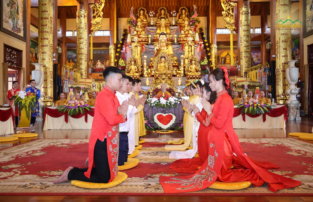 Sư Phụ Thích Trúc Thái Minh tuyên lời thề nguyện để các đôi tân lang và tân nương thực hiện nghi lễ giao bái