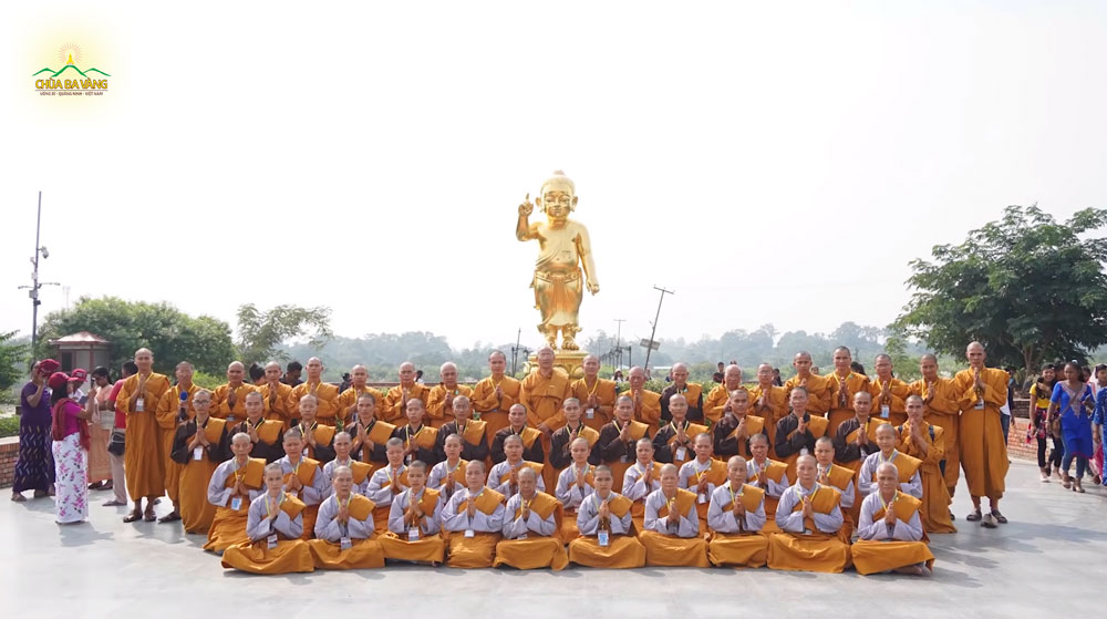 Tăng đoàn chùa Ba Vàng chụp ảnh lưu niệm tại Đất Phật