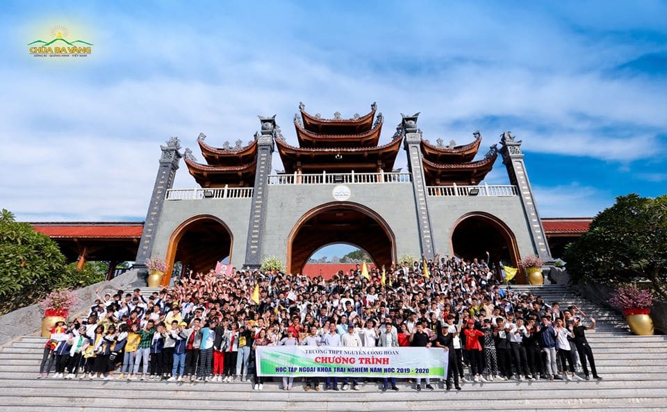 Thầy cô giáo và hơn 700 em học sinh trường THPT Nguyễn Công Hoan chụp ảnh kỷ niệm tại Cổng Tam Quan chùa Ba Vàng