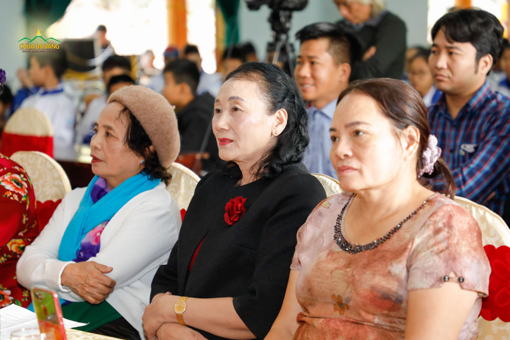 Bà Nguyễn Thị Luận - Chủ tịch Liên Chi Hội Bảo vệ quyền trẻ em tỉnh Quảng Ninh (áo đen) 
