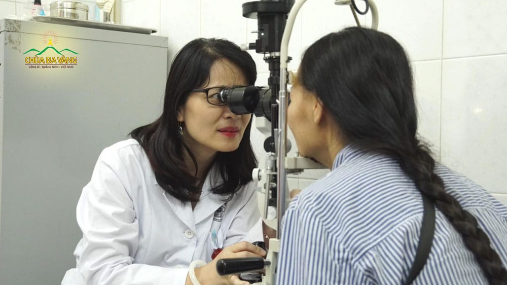 Bác sĩ Thẩm Trương Khánh Vân - Trưởng khoa Chấn thương mắt đang kiểm tra mắt cho bệnh nhân 