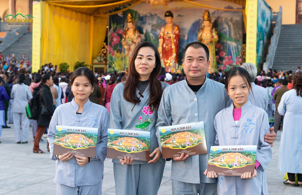 Cả gia đình về chùa quy y Tam Bảo và thọ trì ngũ giới