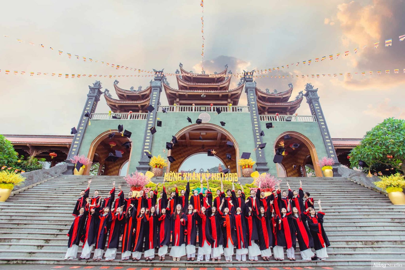 Các bạn học sinh - sinh viên chụp ảnh tại cổng Tam Quan Nội chùa Ba Vàng