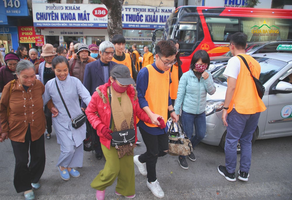 Các thành viên trong CLB Tuổi trẻ nhiệt tình đưa các Phật tử qua đường để vào bệnh viện 