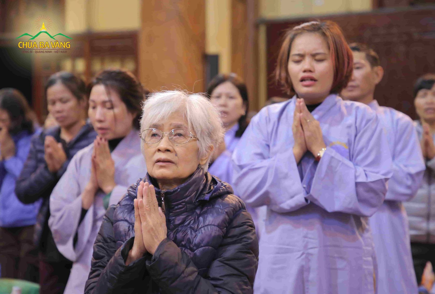Các Phật tử chắp tay thành kính trang nghiêm trong buổi lễ sám hối