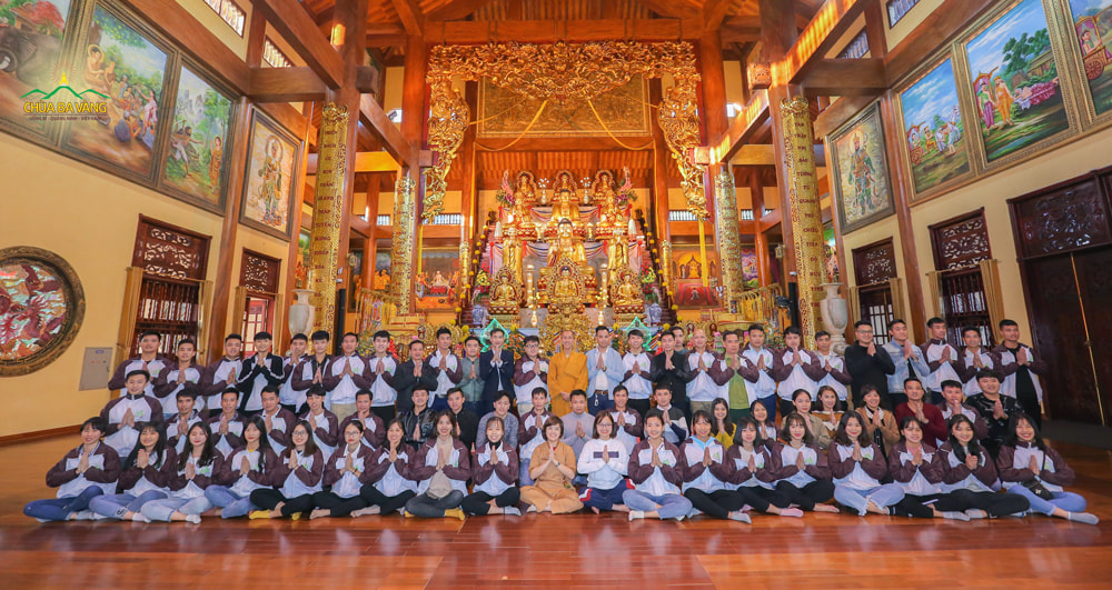 Cán bộ và học viên thuộc Công Ty Cổ Phần Và Dịch Vụ Hợp Tác Quốc Tế Trường Thịnh chụp ảnh lưu niệm tại chùa Ba Vàng 