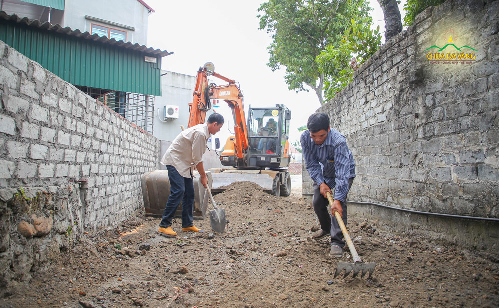 Chiếc máy xúc tại chùa Ba Vàng đã được điều động trong công tác thi công và xây dựng con đường 