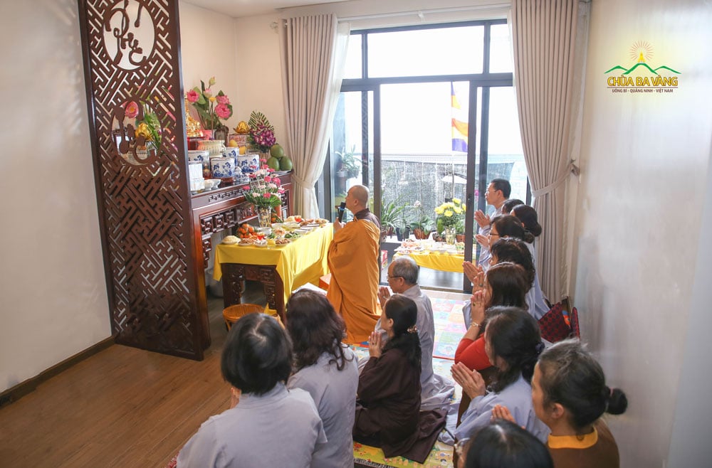 Chư Tăng chùa Ba Vàng bạch thỉnh chư Phật trước khi bước vào đàn lễ cho gia đình tại đạo tràng Minh Long - quận Ba Đình - Hà Nội 