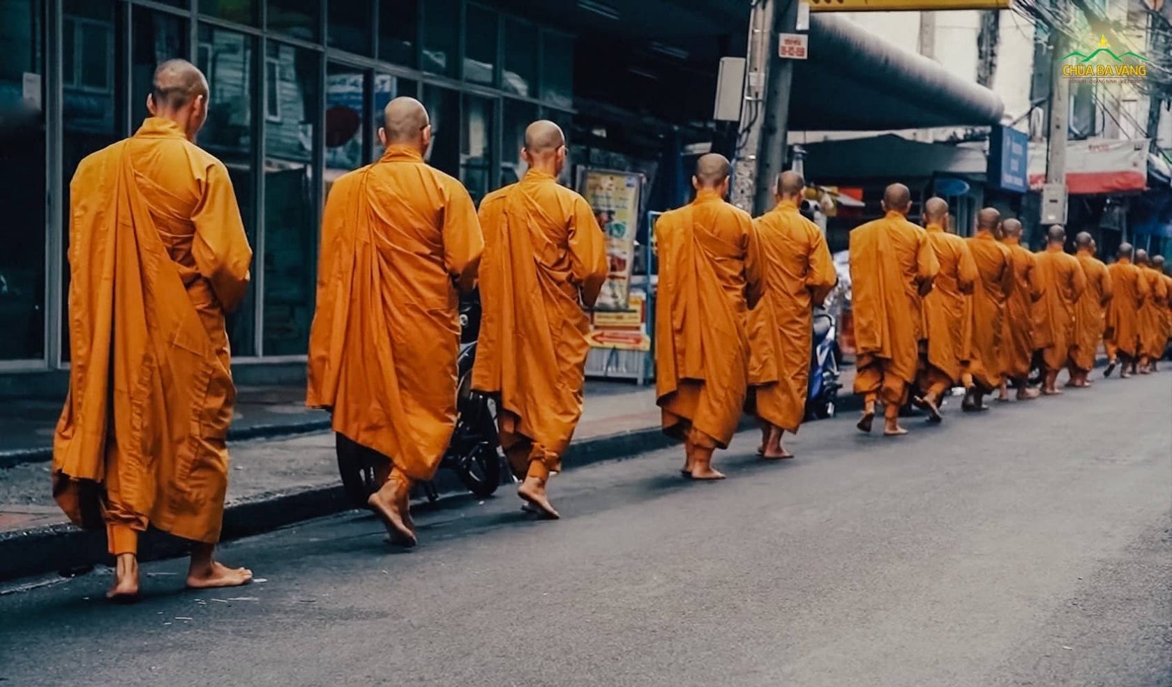 Chư Tăng chùa Ba Vàng trì bình khất thực trên đường phố Thái Lan