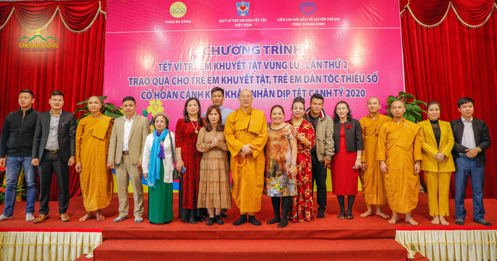 Nhà chùa phối hợp cùng Hội bảo vệ quyền trẻ em Việt nam và Liên Chi Hội bảo vệ quyền trẻ em tổ chức chương trình từ thiện