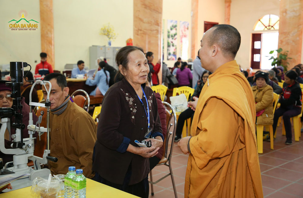 Đại đức Thích Trúc Bảo Hội luôn quan tâm và hỏi han đến các quý Phật tử trong suốt chương trình từ thiện 
