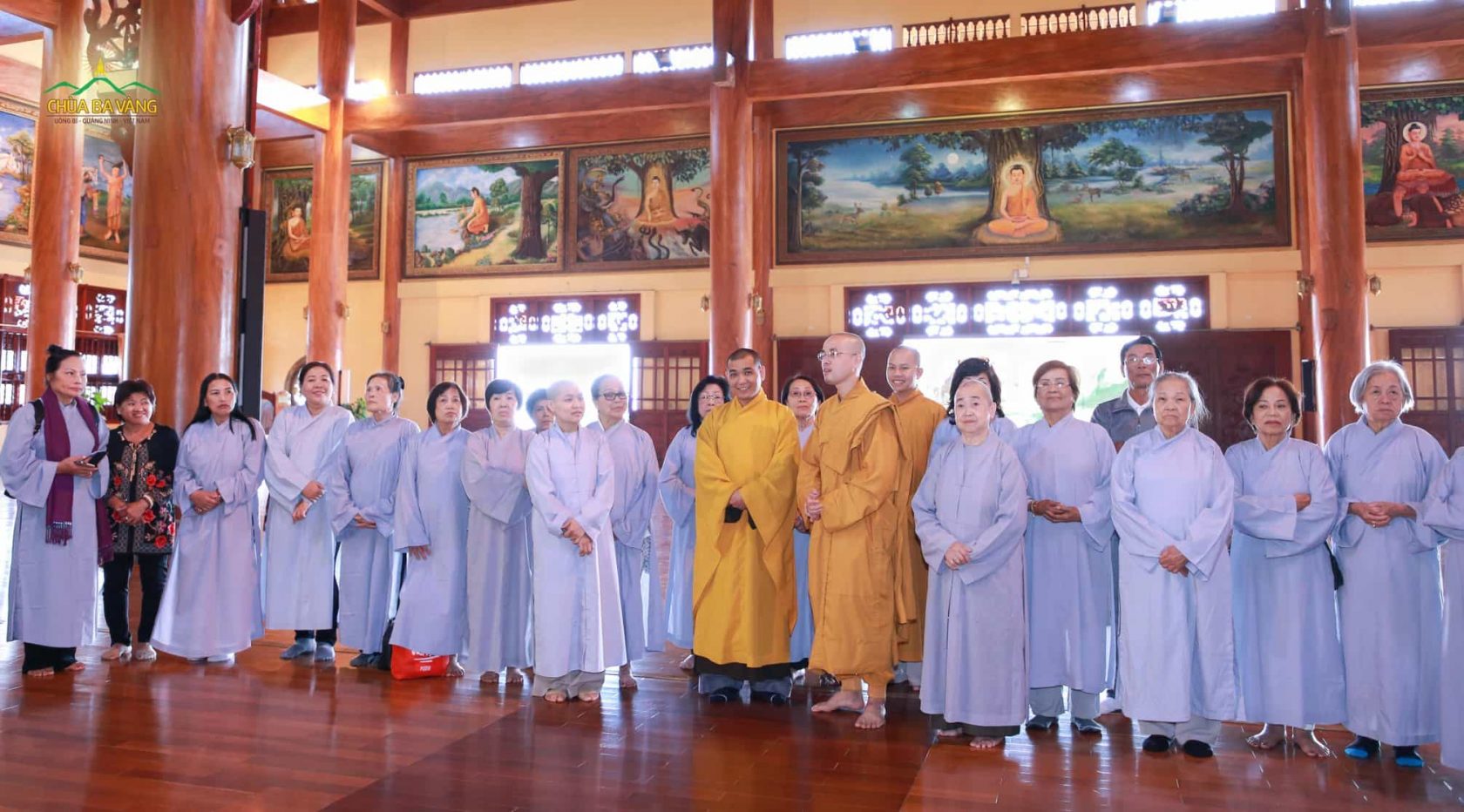 Đại đức Thích Trúc Bảo Lực giới thiệu cho pháo đoàn về lịch sử chùa Ba Vàng và những bức tranh về cuộc đời Đức Phật