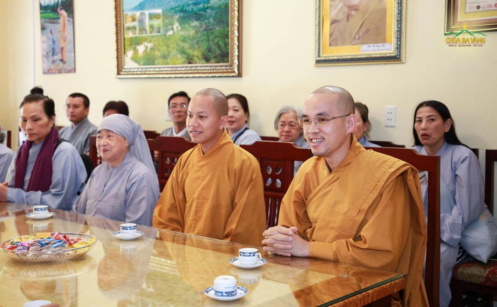Đại đức Thích Trúc Bảo Trực đại diện cho chư Tăng Ni chùa Ba Vàng tiếp đón phái đoàn 