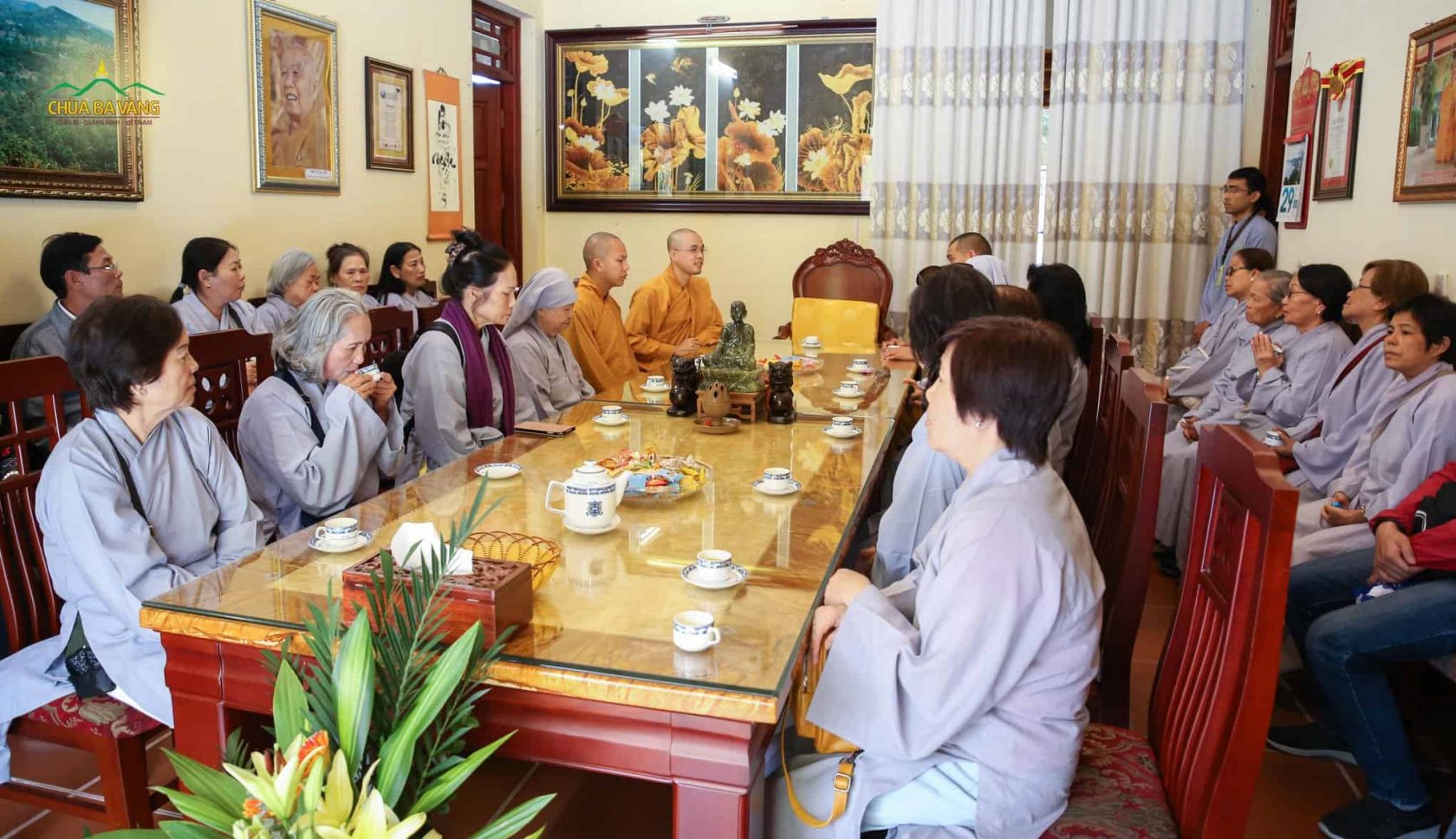 Đại đức Thích Trúc Bảo Trực và phái đoàn đã có buổi giao lưu và nói chuyện tại phòng khách chùa Ba Vàng 