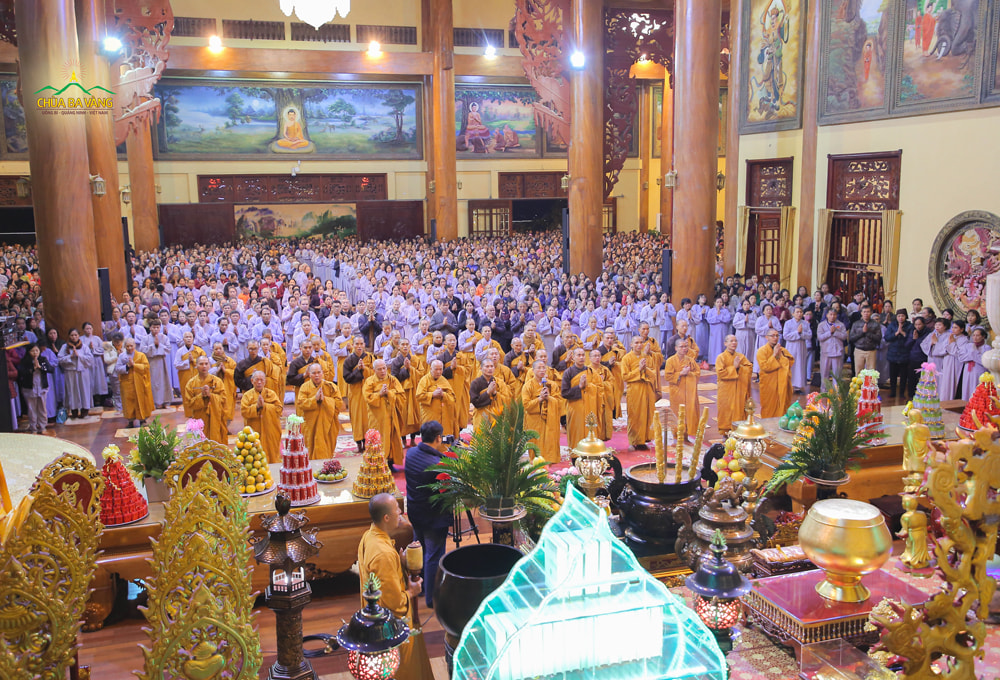 Hàng ngàn Phật tử đã về chùa tham dự thời khóa sám hối