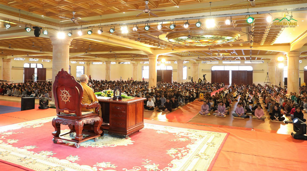 Hàng tháng, chùa Ba Vàng đều tổ chức các buổi sinh hoạt định kỳ cho các bạn học sinh, sinh viên thuộc các trường đại học phía Bắc