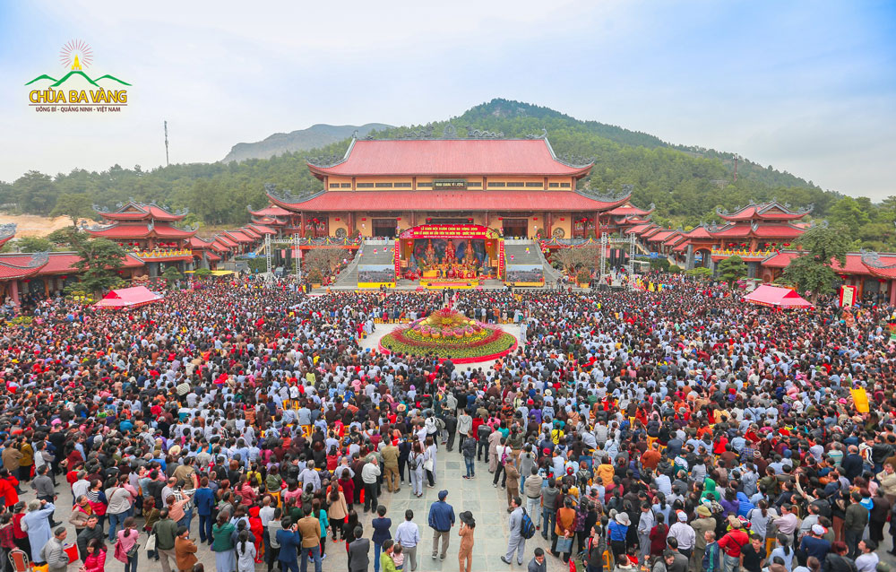 Hạng vạn người về chùa Ba Vàng đầu năm để tham dự lễ Khai Hội Xuân Chùa