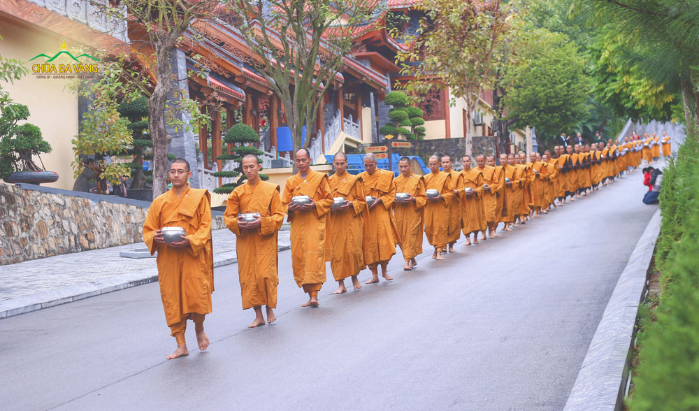 Hình ảnh Tăng đoàn trang nghiêm trì bình khất thực vào mỗi buổi sáng chủ nhật