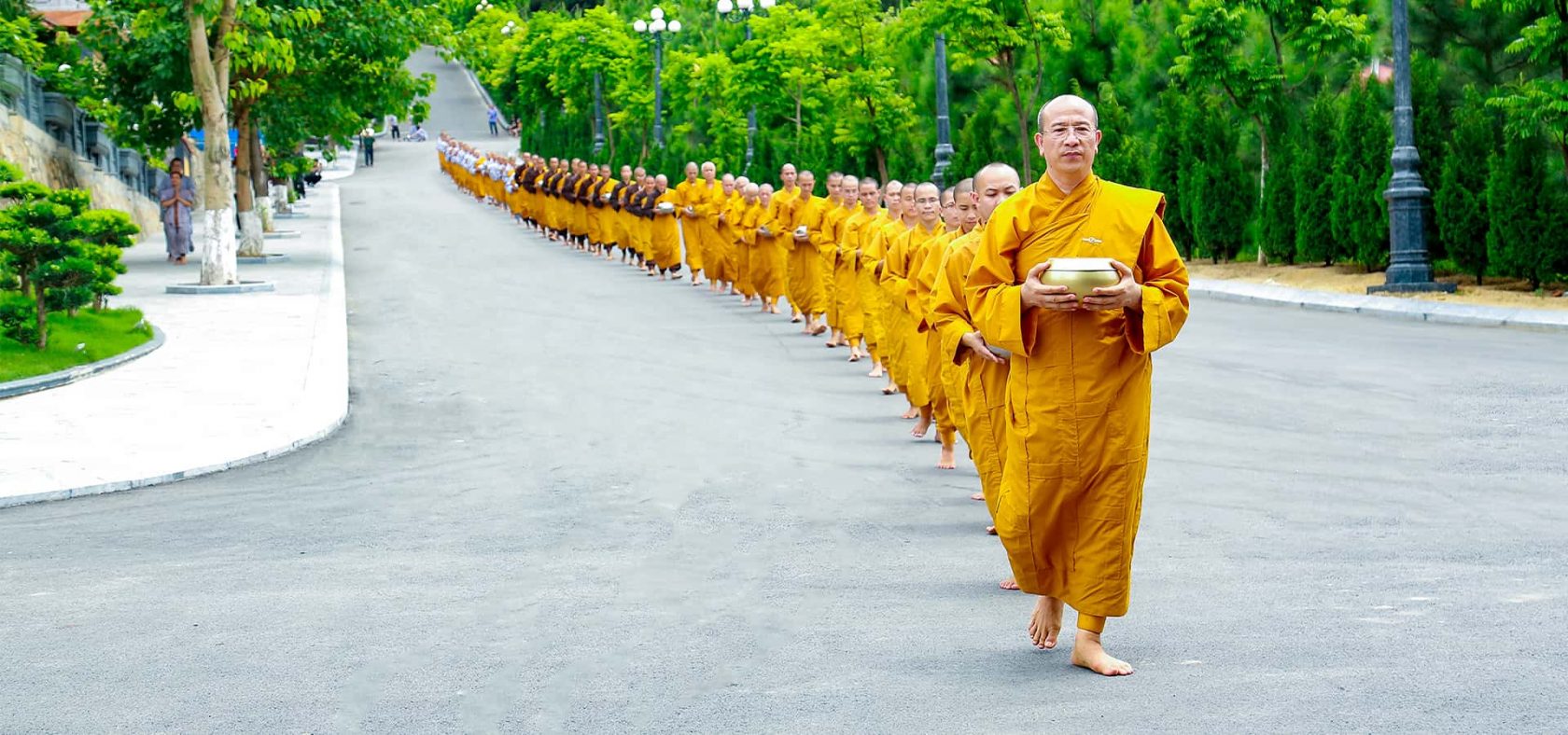 Tăng đoàn chùa Ba Vàng trang nghiêm trì bình khất thực trong khuôn viên bổn tự