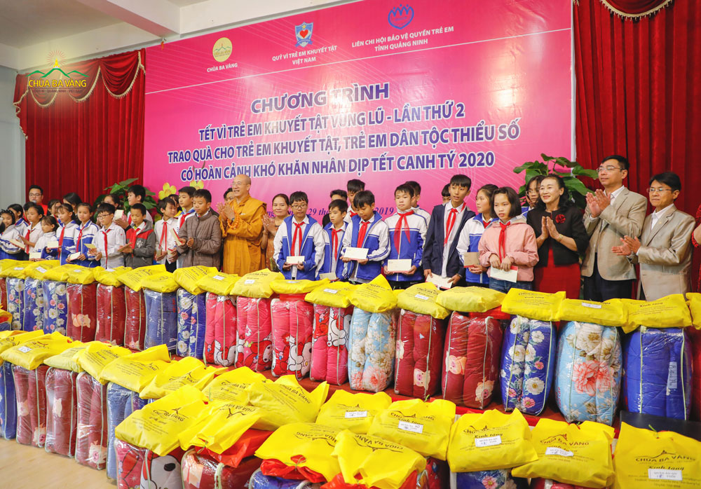 Những suất quà ý nghĩa được nhà chùa trao tặng tới học sinh trên địa bàn tỉnh Quảng Ninh 