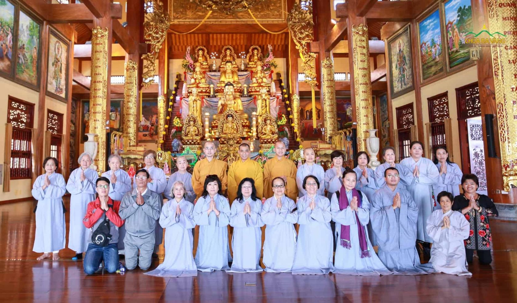 Phái đoàn chư Tăng Ni và Phật tử tại chùa Lâm Tỳ Ni - Boston Hoa Kỳ chụp ảnh lưu niệm tại chùa Ba Vàng 