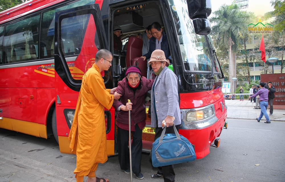 Chư Tăng ân cần dìu các Phật tử lớn tuổi xuống xe để vào bệnh viện 
