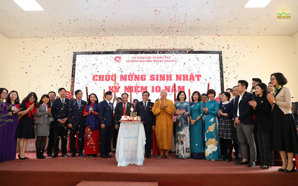 Sư Phụ Thích Trúc Thái Minh tới tham dự và chúc mừng lễ kỷ niệm 10 năm thành lập Trường Đại học Ngoại thương cơ sở tại Quảng Ninh