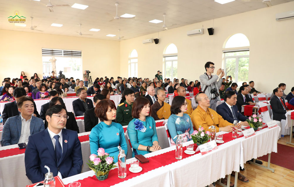 Sư Phụ Thích Trúc Thái Minh và đại biểu tham dự trong buổi lễ kỷ niệm 10 năm thành lập Trường Đại học Ngoại Thương cơ sở Quảng Ninh 