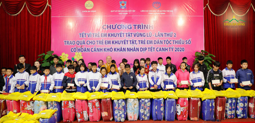 Sư Phụ Thích Trúc Thái Minh và các đại biểu trao suất quà nhỏ cho các em 
