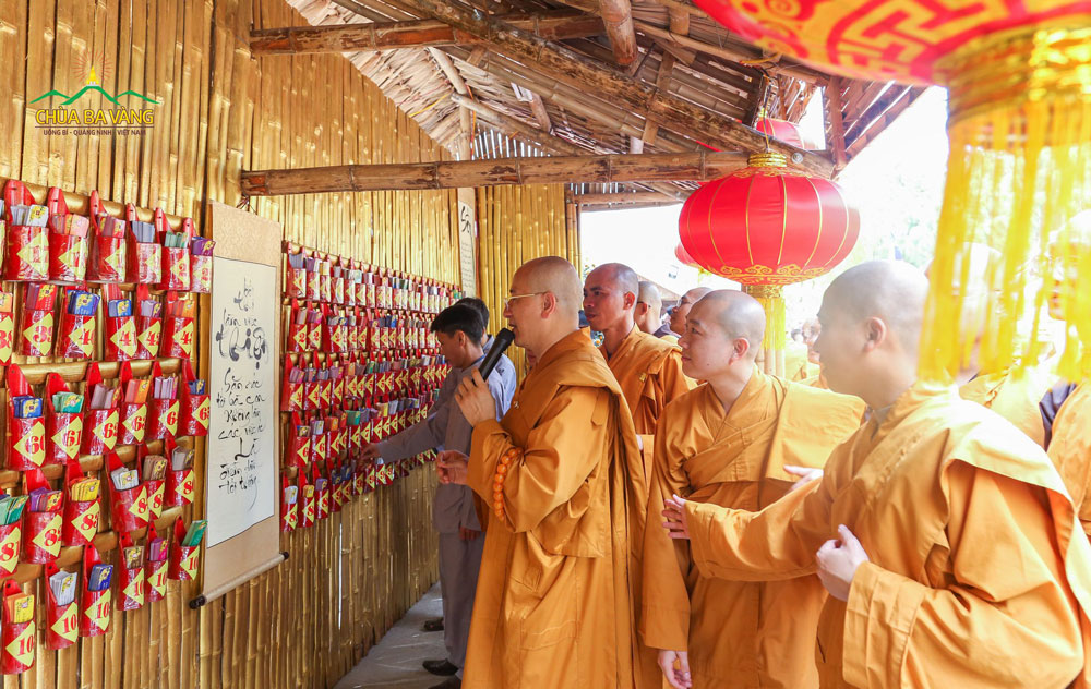 Sư Phụ và đại Tăng chùa Ba Vàng xin lời Phật dạy 