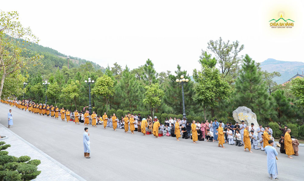 Tăng đoàn thời Đức Phật đi khất thực đã được tái hiện lại tại chùa Ba Vàng