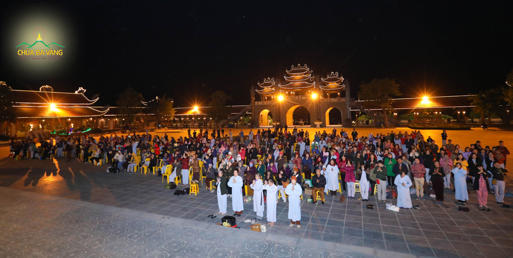 Tại sân chính điện chùa Ba Vàng đông đảo Phật tử thành kính chắp tay trang nghiêm tham dự thời khóa sám hối