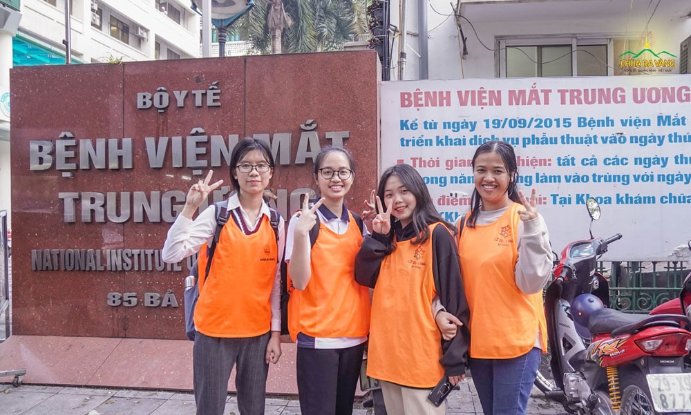 Bạn Chu Thị Lanh (đứng đầu tiên từ trái qua phải) là thành viên CLB Tuổi trẻ Ba Vàng tham gia và hỗ trợ chương trình từ thiện