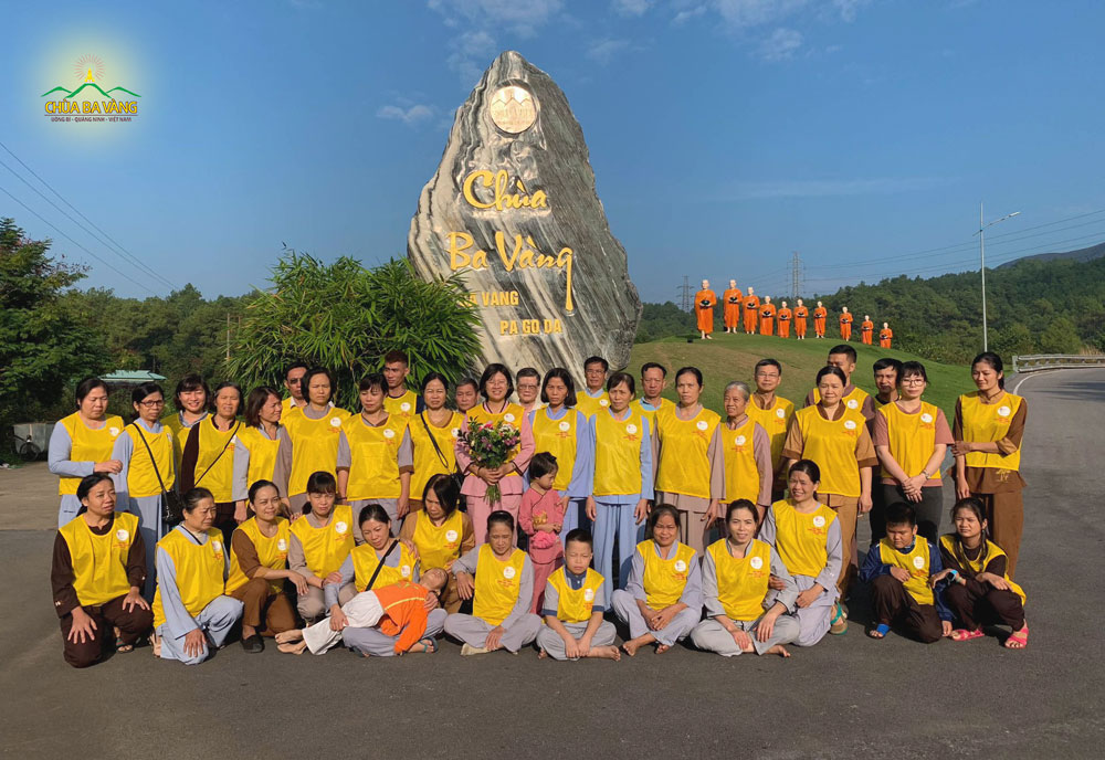Thành viên trong CLB Cúc Vàng tập tu lục hòa chụp ảnh lưu niệm trong buổi tu học về chùa
