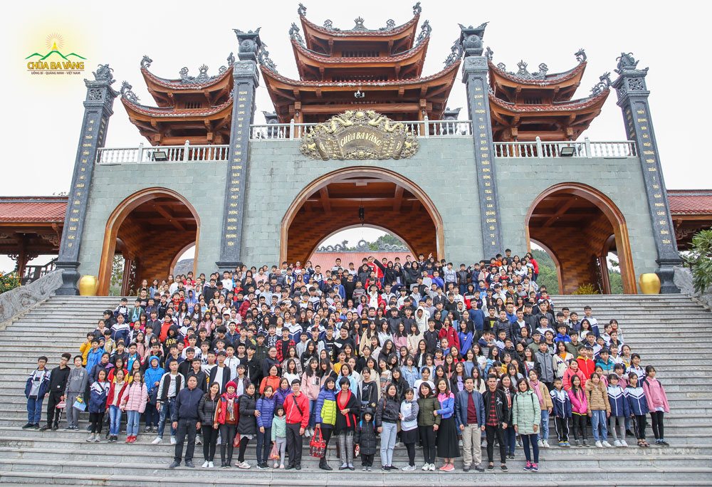 400 học sinh và các thầy, cô giáo trường THCS Đình Xuyên - Thành phố Hà Nội đã có mặt tại chùa Ba Vàng