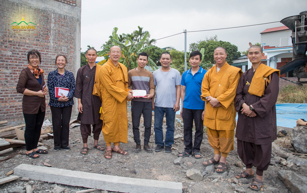 Thầy Thích Trúc Thái Minh trao tặng cho nhân dân thập phương món quà ý nghĩa